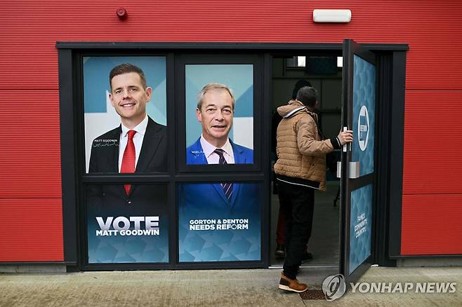 영국개혁당 굿윈과 패라지 대표의 사진이 걸린 개혁당 사무실 [AFP 연합뉴스 자료사진. 재판매 및 DB 금지]