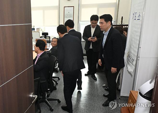 국민의힘 TK 의원들, 대구·경북 행정통합 특별법 당론 투표 (서울=연합뉴스) 신현우 기자 = 국민의힘이 대구·경북(TK) 행정 통합 특별법안 처리에 대한 당의 입장을 26일 전체 TK 국회의원의 투표로 정하기로 해 국민의힘 TK 의원들이 투표를 위해 원내수석부대표실에 모여 있다. 2026.2.26 [공동취재] nowwego@yna.co.kr