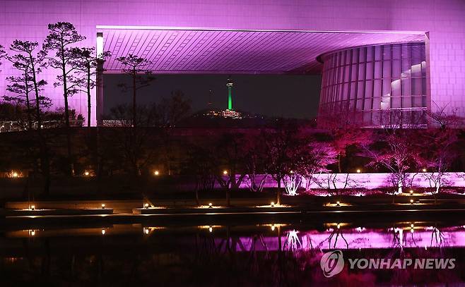 핑크빛으로 물든 국립중앙박물관 (서울=연합뉴스) 진연수 기자 = 26일 오후 서울 용산구 국립중앙박물관 외관이 블랙핑크를 상징하는 분홍빛으로 물들어 있다. 
    블랙핑크는 새 미니앨범 '데드라인'(DEADLINE) 발매를 기념해 국립중앙박물관과 손잡고 대규모 협업 프로젝트를 선보인다. 2026.2.26 jin90@yna.co.kr