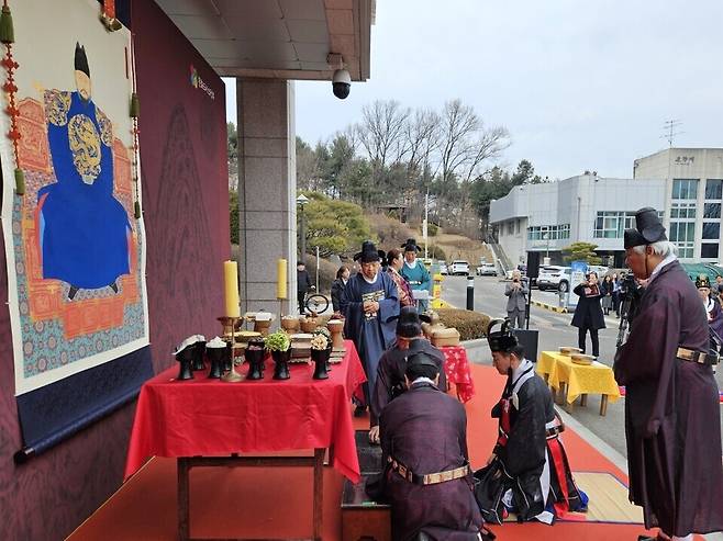 ▲ 26일 의정부시청 본관입구에서 열린 태조 어진 고유제에서 김동근 시장 등이 초헌례를 올리고 있다.