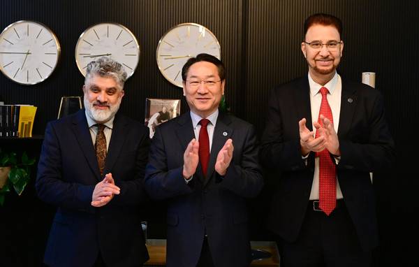 유정복 인천시장이 26일(현지시간) 영국 맨체스터 시티랩 맨체스터(CityLabs Manchester)에서 파리드 칸 박사(왼쪽), 아프잘 칸 맨체스터 하원의원(오른쪽)과 기념촬영을 하고&nbsp;있다. [사진 = 인천시]