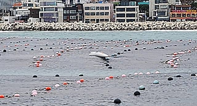 부산 해양경찰서는 27일 오후 2시 25분 해운대구 청사포 동쪽 약 1km 앞 한 양식장에서 50대 남성 A 씨를 구조했다고 밝혔다. 사진은 해당 양식장 모습. 부산 해영경찰서 제공