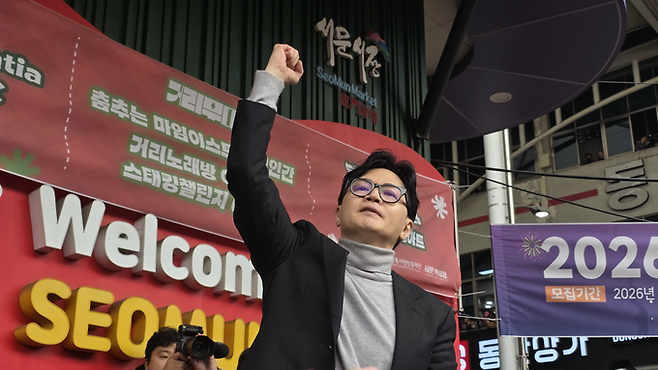 ▲ 한동훈 전 대표가 27일 대구 서문시장에서 지지자들에게 인사를 하고 있다. 전재용 기자