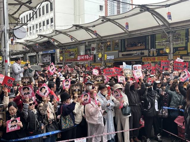 한동훈 전 국민의힘 대표가 서문시장을 찾은 27일 일대가 한동훈 전 대표 지지자들로 가득 찼다. 이혜림 기자