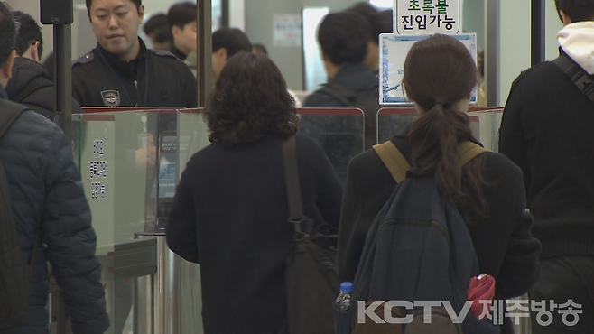 삼일절 연휴를 앞둔 27일 오후 제주국제공항이 여행객들로 북적이고 있다.