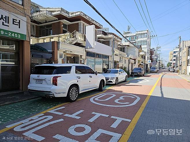 광주역 인근 이면도로 모습. 보행로를 자동차가 잠식한 모습으로 안전한 보행에 위협이 되고 있지만 행정의 방치 속에서 일상적인 모습으로 자리잡았다. 이 같은 이면도로에 대해 일방향으로 만들어 보행로와 노면주차장 등 도로 정비를 해야 한다는 목소리가 높다. 이삼섭기자 seobi@mdilbo.com