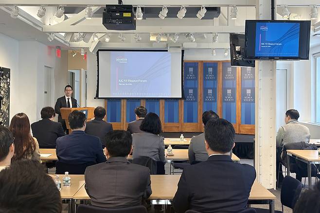 한국투자공사 뉴욕지사가 26일(현지 시각) 뉴욕에서 개최한 제26차 뉴욕 금융인포럼의 참석자들이 올해 인수합병 시장 동향과 세컨더리 투자 전략에 대한 발표를 듣고 있다.(사진제공=한국투자공사)
