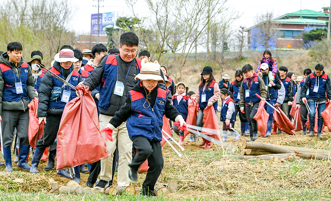 지난해 현대모비스가 충북 진천 미호강 일대에서 생태계 보호 활동을 진행하던 당시의 모습. (사진 현대모비스)/뉴스펭귄