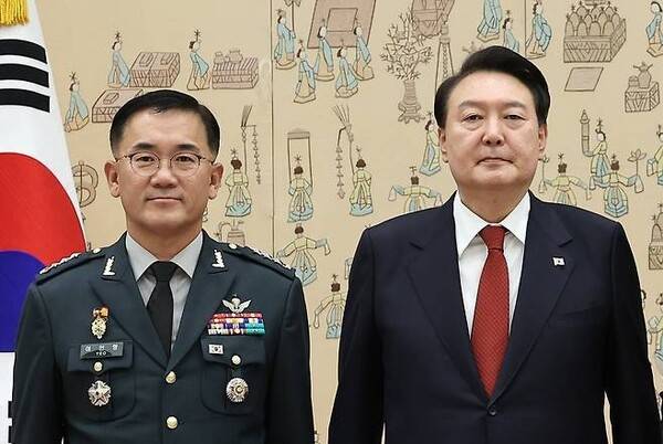 윤석열 대통령이 2023년 11월 6일 오후 서울 용산 대통령실 청사에서 열린 중장 진급·보직 신고 및 삼정검 수치 수여식에서 여인형 국군방첩사령관에게 삼정검 수치를 수여한 뒤 기념촬영을 하고 있다. 2023. 11. 6ⓒ 연합뉴스