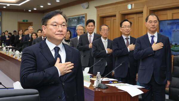 박영재 법원행정처장을 비롯한 법원장들이 25일 서울 서초구 대법원에서 열린 전국법원장회의에서 국기에 경례하고 있다. 2026.2.25 [공동취재] 연합뉴스