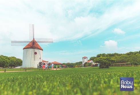 이국적인 풍차와 푸른 초원이 어우러진 에코랜드의 봄 전경. 오는 28일 동물 교감 콘텐츠를 강화한 '곶자왈 팜 빌리지'로의 목장 리뉴얼 오픈을 앞두고 있다.&nbsp;ⓒ에코랜드