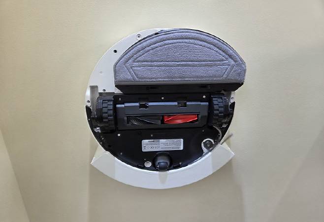 플래그십 로봇청소기 'S10 맥스V 울트라' 제품 뒷면. (사진=김응태 기자)