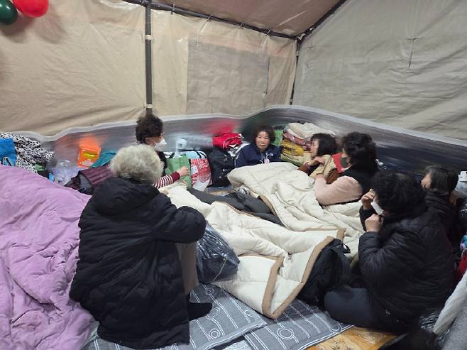 24일 오후 서울 강남구 개포동 구룡마을 이재민들이 자체적으로 마련한 숙소에서 이재민들이 이야기를 나누고 있다. 이 숙소는 비닐하우스를 개조한 탓에 웃풍 등에 취약하다. (사진=김현재 기자)