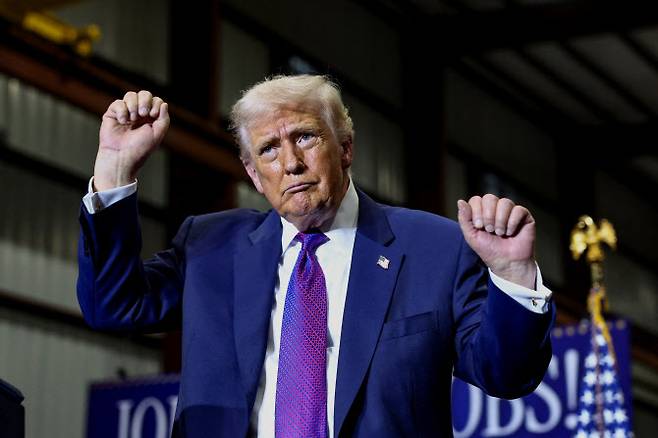 도널드 트럼프 미국 대통령이 지난 19일(현지시간) 미국 조지아주 롬 소재 철강업체 쿠사 스틸 코퍼레이션을 방문하고 있다. (사진=로이터)