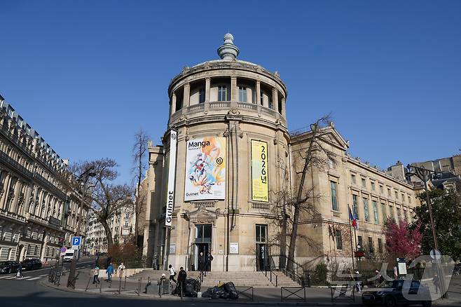 26일(현지시간) 프랑스 파리 국립 기메동양박물관 외벽에 ‘2026년’이라는 한국어 문구가 적힌 현수막이 걸려 있다. 기메박물관은 한불 수교 140주년을 맞아 ‘2026년 한국의 해’ 연간 프로그램을 진행할 예정이다. 2026.2.26 ⓒ 뉴스1 이준성 기자