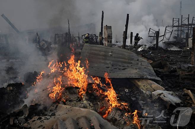 우크라이나 외곽의 한 창고 건물이 6일 새벽 러시아의 공격을 받아 불타고 있다. 2025.12.6 ⓒ 로이터=뉴스1