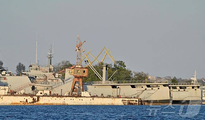 25일(현지시간) 쿠바 수도 아바나 항구에 정박한 쿠바 해안경비대 선박. 이날 쿠바 내무부는 해안경비대가 미국을 출발한 고속정을 저지하는 과정에서 4명이 사망하고 6명이 다쳤다고 밝혔다. 2026.02.25 ⓒ AFP=뉴스1