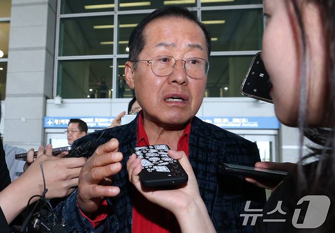 국민의힘 대선 경선에서 탈락한 뒤 정계 은퇴를 선언하고 하와이로 떠났던 홍준표 전 대구시장이 17일 인천국제공항을 통해 귀국해 인터뷰를 하고 있다. 2025.6.17 ⓒ 뉴스1 권현진 기자