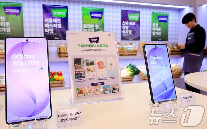 갤럭시 S26 사전예약이 시작된 27일 서울 성동구 T팩토리에서 열린 ‘SKT S26 마켓 팝업스토어'에서 시민이 갤럭시 S26 시리즈를 살펴보고 있다. 2026.2.27 ⓒ 뉴스1 이호윤 기자