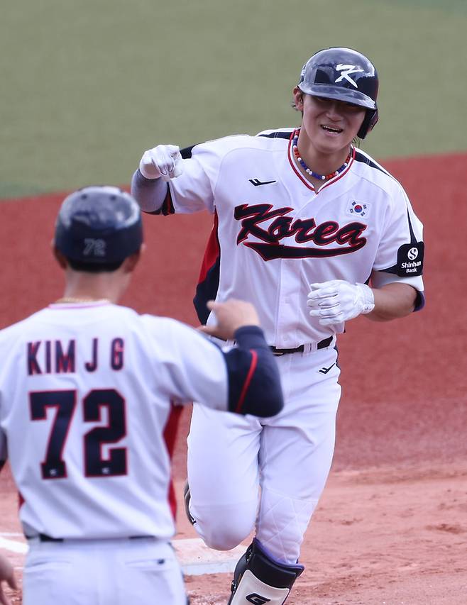 26일 일본 오키나와현 가데나의 가데나 구장에서 열린 2026 월드베이스볼클래식(WBC) 대한민국 야구대표팀과 삼성 라이온즈 연습경기. 5회말 1사 대표팀 3번타자 김도영이 안현민에 이어 홈런을 날린 뒤 주루코치와 하이파이브를 하고 있다. 사진 | 오키나와=연합뉴스