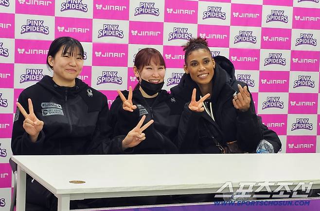 인터뷰에 임한 오세연-안혜진-실바. 김영록 기자