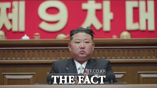 김정은 국무위원장은 지난 25일 제9차 노동당 대회 폐회식에서 핵보유국 지위를 전제로 미국과의 관계 재설정을 시사한 반면 이재명 정부의 대북 유화 기조에는 ‘기만극’이라고 선을 그었다. 사진은 지난 19일 9차 당대회에 참석한 김 위원장 모습. /뉴시스, 조선중앙TV 갈무리