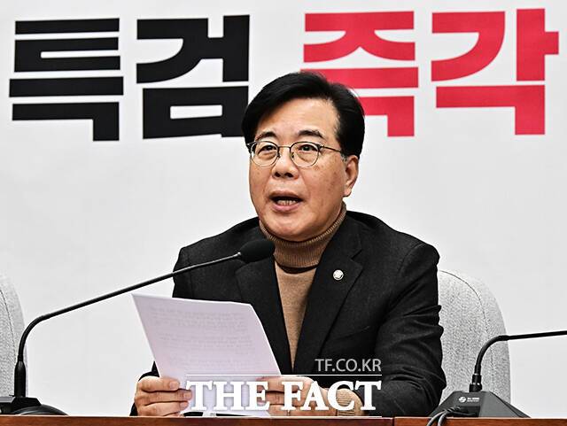 송언석 국민의힘 원내대표가 27일 국회에서 기자간담회를 열고 검경 합수본의 당사 압수수색에 대해 "정권의 충견들이 야당의 심장을 찌르겠다는 것"이라고 반발했다. /배정한 기자