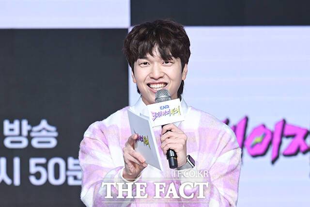 개그맨 유재필이 27일 오후 서울 마포구 상암DMC 푸르지오 S-city에서 열린 ENA 새 예능프로그램 ‘크레이지 투어’ 제작발표회에 참석해 진행을 하고 있다. /서예원 기자