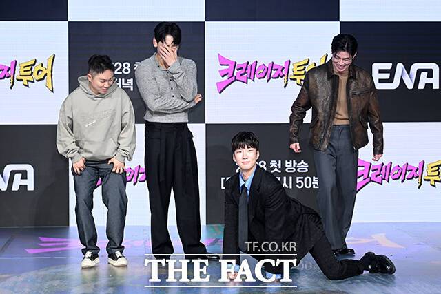 단체 촬영 도중에도 '깡' 넘치는 포즈.