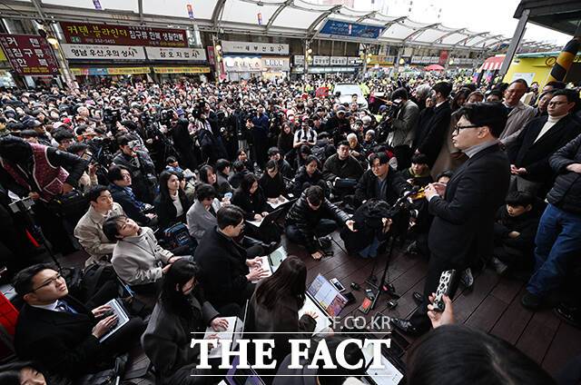 한동훈 전 국민의힘 대표가 27일 오후 대구 중구 서문시장을 찾아 백브리핑하고 있다. /대구=박헌우 기자