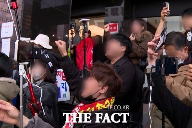 전한길 씨 지지자 등 부정선거 의혹 제기자들이 모여 “윤 어게인” 구호를 외치며 이준석 대표를 비판하고 있다. /종로구=김기범·김민지 기자