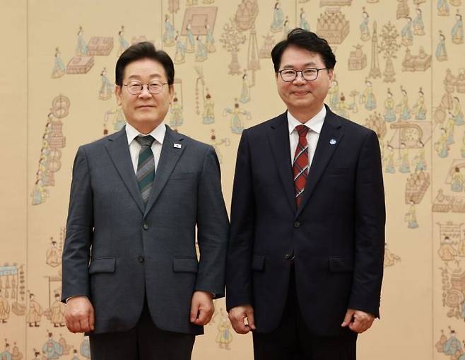 이재명 대통령이 4일 용산 대통령실에서 이한주 국정기획위원장(현 경제인문사회연구회 이사장)에게 임명장을 수여한 후 기념촬영을 하고 있다. 2025.7.4 연합뉴스