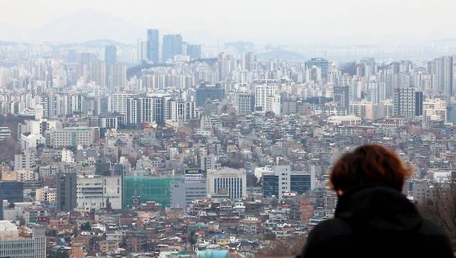 서울 남산 전망대에서 바라본 시내 곳곳에 아파트 단지가 빼곡하게 들어서 있다. 연합뉴스