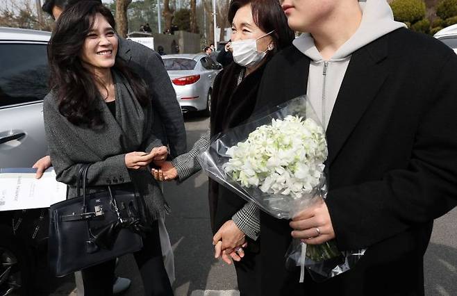 이부진 호텔신라 사장(왼쪽)과 홍라희 리움미술관 명예관장(가운데)이 26일 서울 관악구 서울대학교에서 열린 입학식을 마치고 이 사장의 아들 임군과 함께 나서고 있다. 연합뉴스