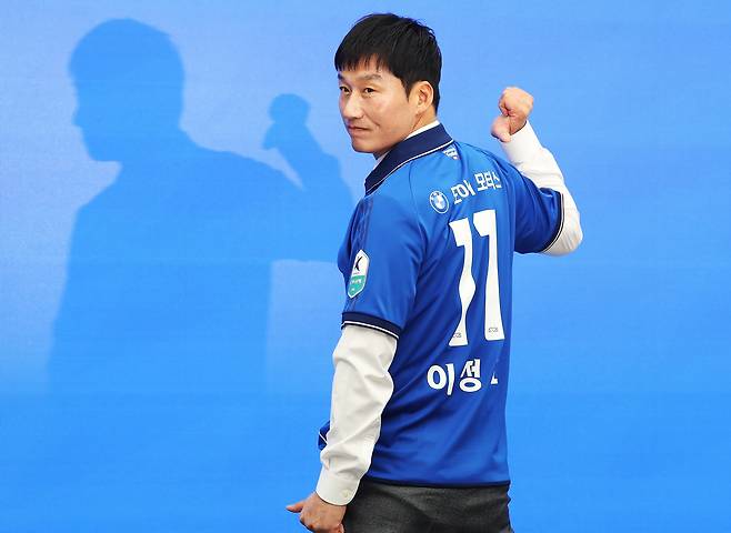 프로축구 K리그2 수원 삼성 블루윙즈 이정효 신임 감독이 2일 경기도 수원시 권선구 도이치오토월드에서 열린 취임식에서 유니폼을 입고 포즈를 취하고 있다./연합뉴스