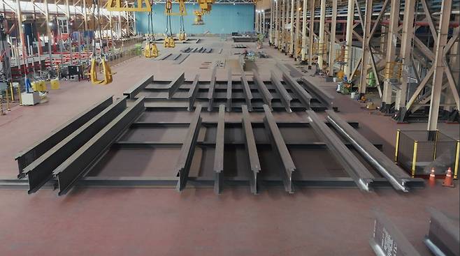 동국제강이 AI 데이터센터의 고강도·고하중 설비를 버틸 수 있도록 제작한 맞춤형 특수 강재 '디-메가빔(D-Mega Beam)'. /동국제강