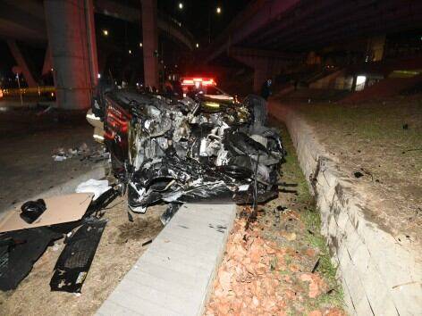 지난 25일 오후 8시 44분쯤 반포대교에서 주행하던 포르쉐 차량이 강변북로를 주행 중이던 벤츠 차량 위로 떨어진 뒤 잠수교까지 추락해 운전자를 포함한 2명이 다치고 차량 4대가 파손되는 사고가 발생했다. /용산소방서 제공