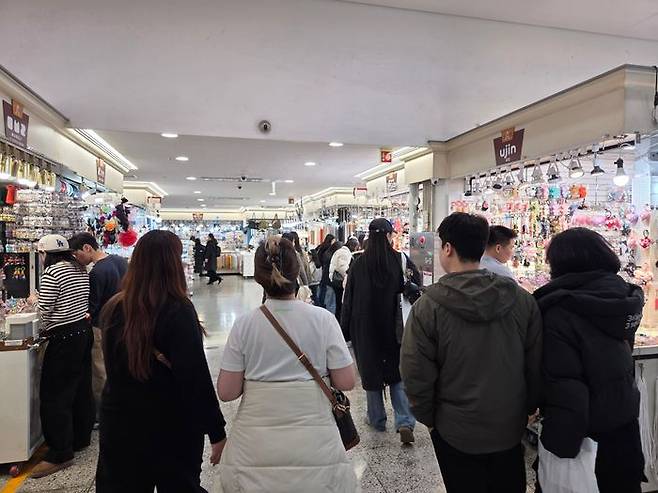 지난 25일 방문한 동대문 종합시장 5층 악세서리 부자재 상가는 평일 오전임에도 '볼꾸'를 위해 찾아온 인파로 인산인해를 이뤘다. ⓒ데일리안 남가희 기자