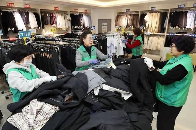 정부가 고가의 정장형 교복을 단계적으로 폐지하고, 실용적인 생활복 전환을 유도하겠다고 밝히자 학부모들은 환영의 목소리를 냈다. 사진은 광주 북구의 '상설교복나눔장터'. ⓒ뉴시스