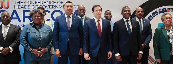 마코 루비오 미국 국무장관(앞줄 왼쪽에서 세 번째)이 25일 카리브해 세인트키츠네비스 바스테르에서 열린 카리브공동체(카리콤) 정상회의에서 사진 촬영을 하고 있다. 루비오 장관은 이날 참석한 중남미 주요국에 미국과의 협력을 강화하라고 압박했다. 바스테르=AP 뉴시스