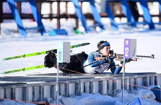 한국 장애인 노르딕스키 간판 김윤지는 다음 달 7일 바이애슬론 여자 7.5km 좌식 결선을 시작으로 2026 밀라노-코르티나담페초 겨울패럴림픽 금빛 여정을 시작한다. 이탈리아 리비뇨에서 마지막 담금질을 하고 있는 김윤지는 “사격 정확도를 높이는 데 집중하고 있다”고 말했다. 대한장애인체육회 제공