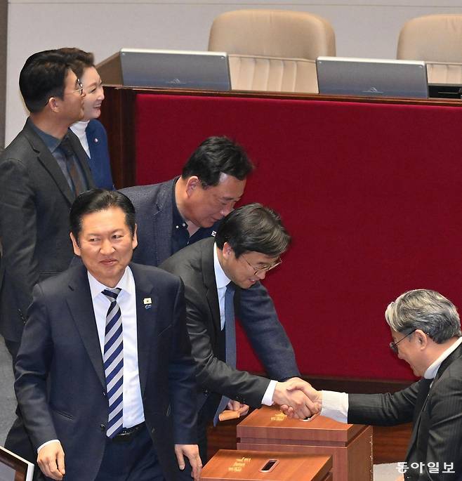 더불어민주당 정청래 대표(앞줄 왼쪽)가 26일 서울 여의도 국회 본회의장에서 법왜곡죄를 담은 형법 개정안에 대한 필리버스터(무제한 토론) 종결 동의의 건에 투표한 뒤 이동하고 있다. 민주당은 전날 법왜곡죄 상정 직후 국민의힘이 개시한 필리버스터를 24시간 만에 강제 종료시키고 표결 처리했다. 장승윤 기자 tomato99@donga.com