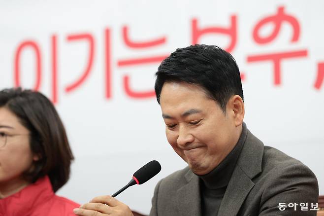 국민의힘 장동혁 대표가 25일 서울 여의도 국회에서 열린 인재영입위원회 영입인재 환영식에서 손정화 회계사 발언을 듣고 있다. 박형기 기자 oneshot@donga.com