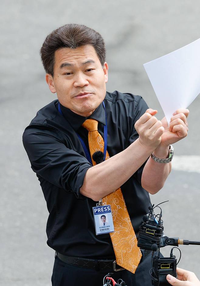 한국사 강사 출신 유튜버 전한길 씨가 27일 오후 이준석 대표가 고발한 ‘부장선거 주장’ 관련 혐의로 조사를 받기 위해 서울 동작경찰서에 출석하기 전 취재진 앞에서 자신의 입장을 밝히고 있다. 뉴스1