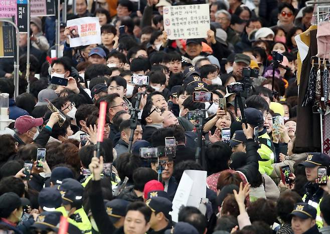 27일 오후 대구 중구 서문시장을 찾은 한동훈 전 국민의힘 대표 주변에 많은 인파가 몰리고 있다. 2026.2.27/뉴스1