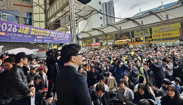한동훈 전 국민의힘 당대표가 27일 오후 대구 중구 서문시장에서 시민들이 대거 운집한 가운데 육성으로 거리연설을 하고 있다.[박상수 전 국민의힘 대변인 페이스북 사진 갈무리]