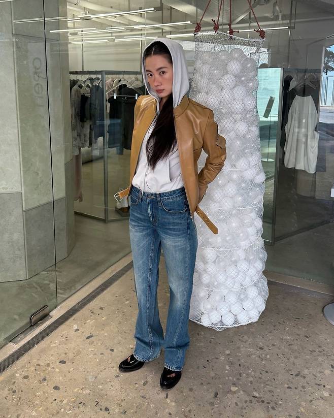 클래식 데님 팬츠를 입은 인플루언서 민주(@mjbypp)와 Open yy 모델 착장 컷