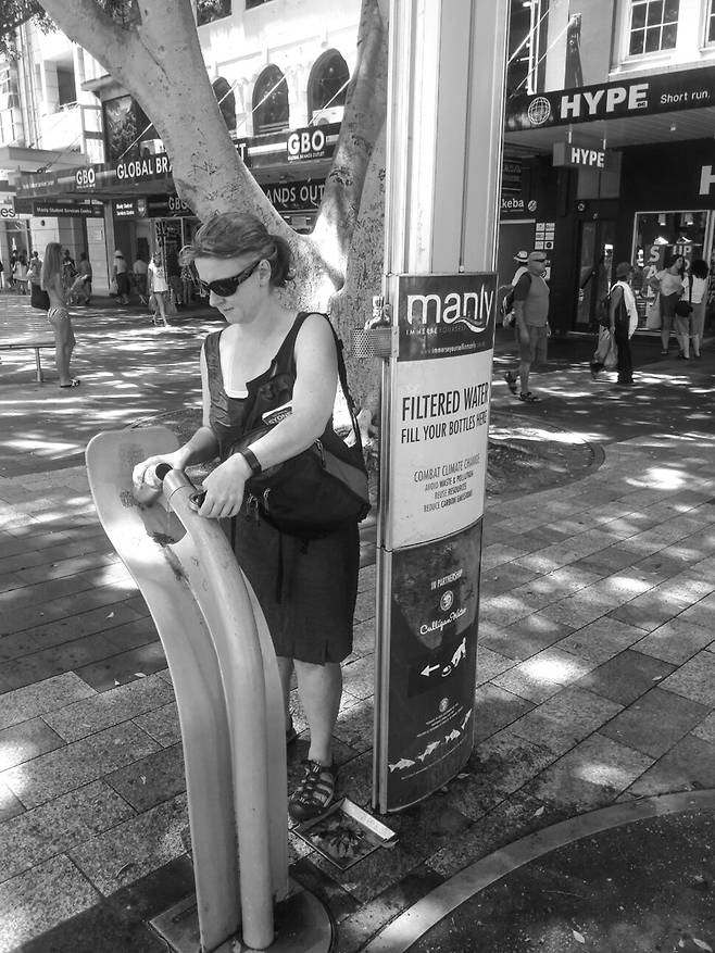 오스트레일리아의 거리에 있는 리필 스테이션. 공공음수대를 설치하는 것은 병입생수 줄이기와 밀접한 관련이 있다. 뉴욕은 2025년까지 500개의 음수대 설치와 수리를 결정했고 런던, 파리, 칸, 시드니 등 세계 도시 곳곳에서 음수대 설치 움직임이 이어지고 있다. 오스트레일리아 시드니 수도 당국의 누리집에서는 시드니에 있는 수백개의 리필 스테이션 위치가 표시된 지도를 볼 수 있다. 아를 제공