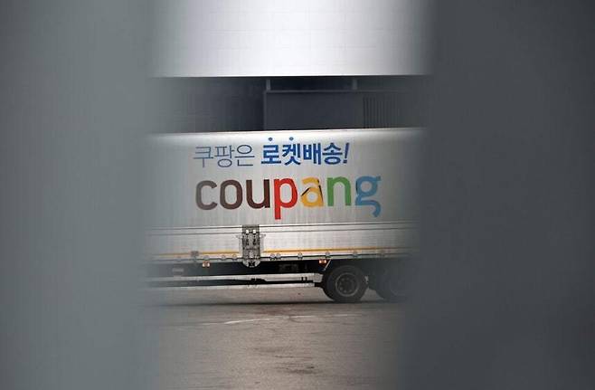 서울의 한 쿠팡 캠프에 배송 차량이 주차된 모습. 연합뉴스