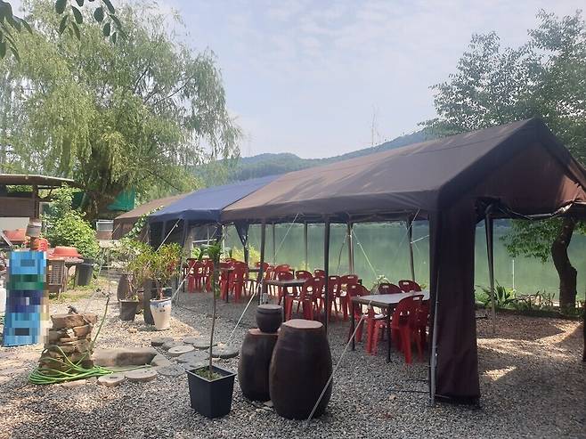 과거 불법으로 하천을 점용하고 있는 경기도 내 휴양지의 한 식당 모습. 경기도 제공